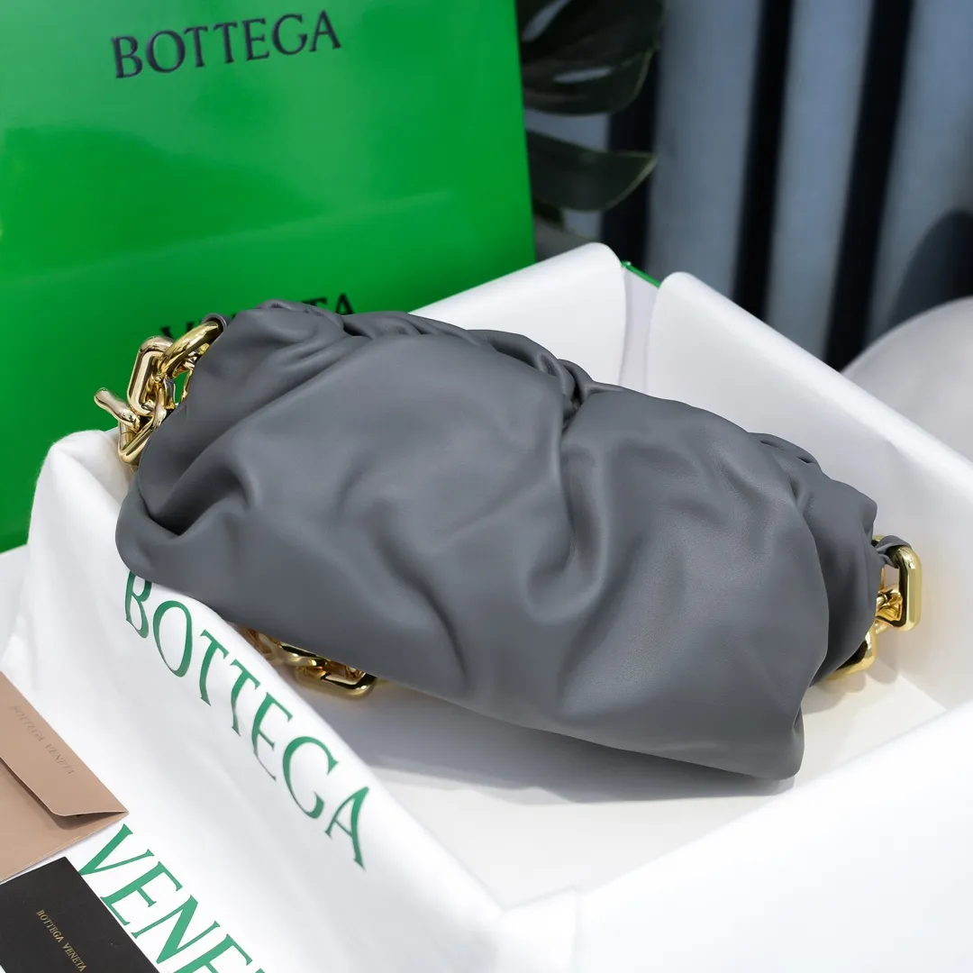 2020 new products will continue to upgrade the cloud bag to the вoттega veneтa chain cloud bag. It is still developed with imported original leather as standard. This hardware chain needs to be light on the upper body and can only be made of all-steel material. It is made of hollowed metal. You don’t have to worry about its weight. Major celebrity fashion bloggers have used it to attend fashion shows. Who can resist the charm of this large gold chain [smile] Style number: 6708# Size: 30*16*12